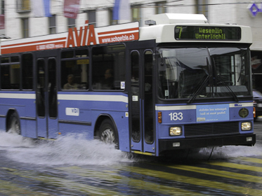 VBL-Bus faehrt durch das Wasser